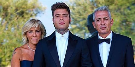 versace vestito sposo|Fedez l'abito di Versace è blu con camicia bianca .